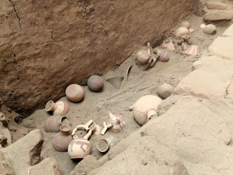 Excavaciones en Huaca de La Luna - Lima Inca Trip
